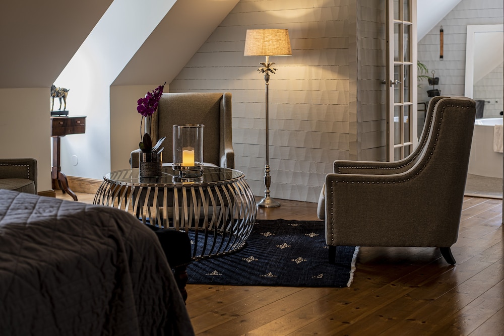 Suite, 1 King Bed, Non Smoking, Bathtub - Photo 9