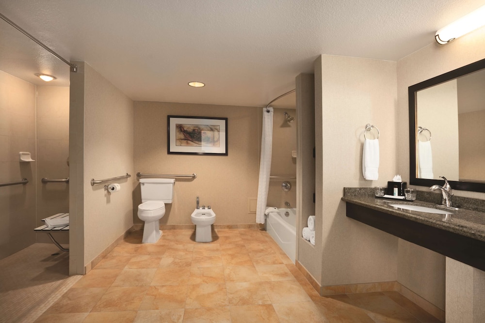 Suite, 2 Double Beds, Accessible, Bathtub (Mobility & Hearing) - Photo 9