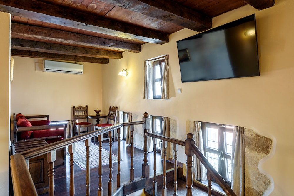 Duplex, City View - Photo 2