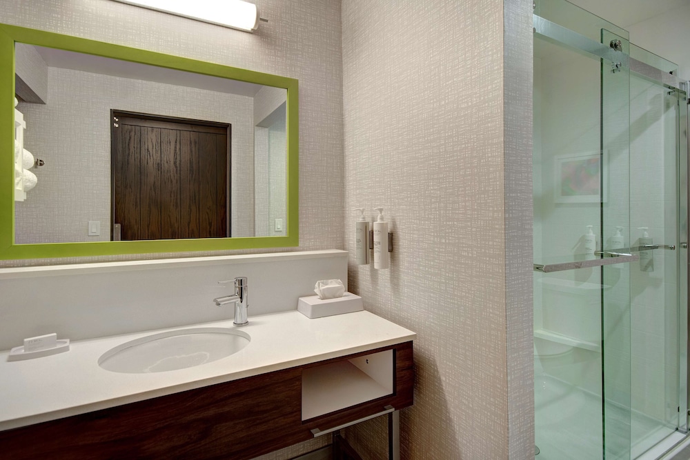 Suite, 1 King Bed, Refrigerator & Microwave (Hearing) - Photo 6