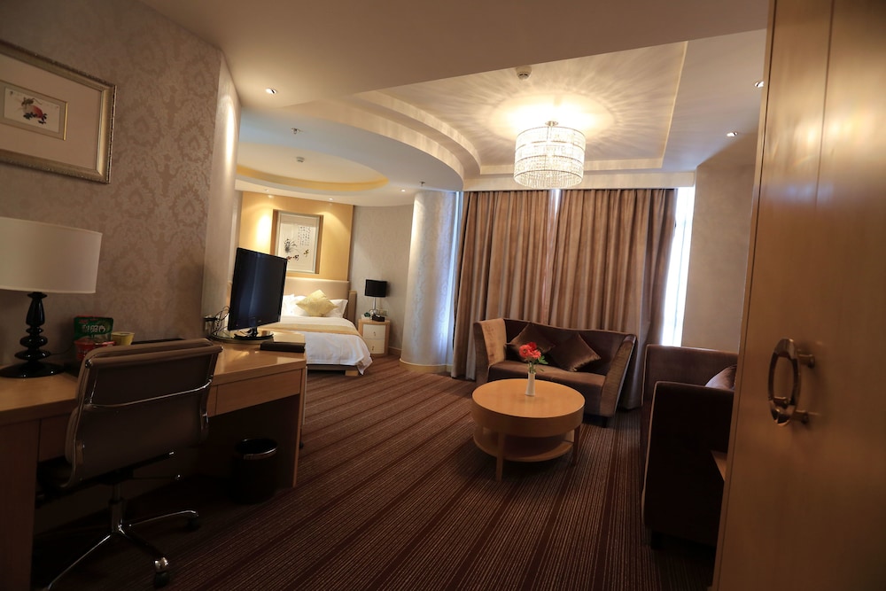 Deluxe Room, 1 King Bed photo 2