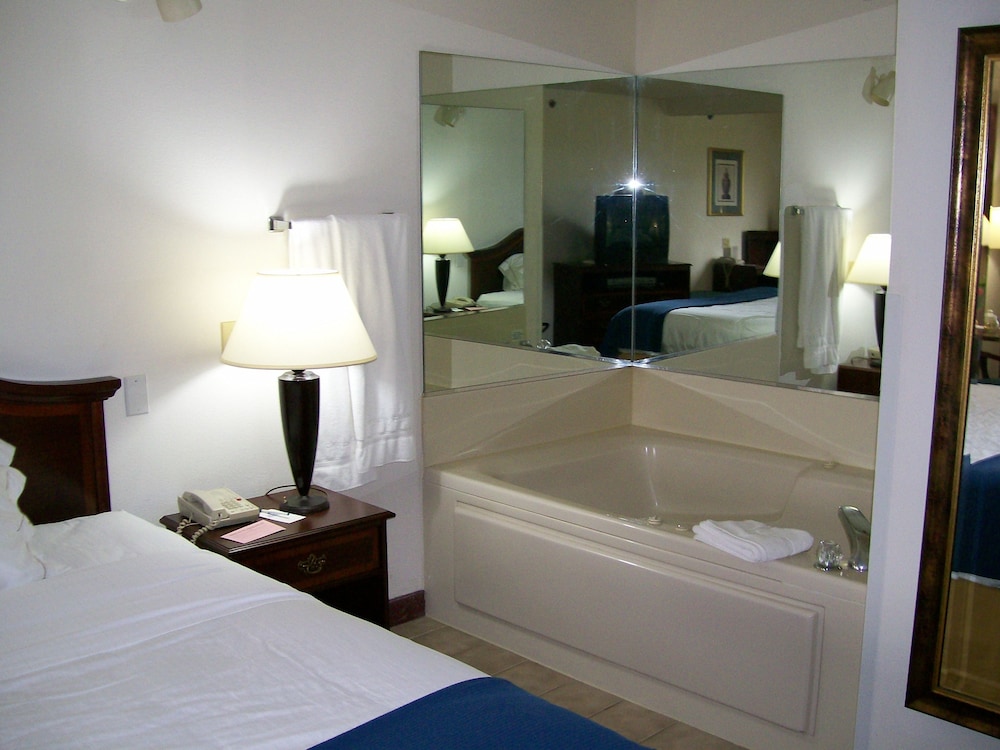 Suite, 1 King Bed with Sofa bed - Photo 7