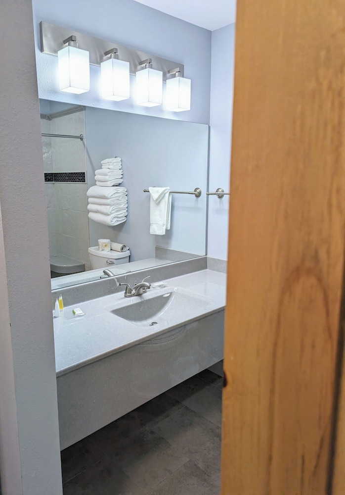 Room, 1 Queen Bed, Accessible - Photo 8