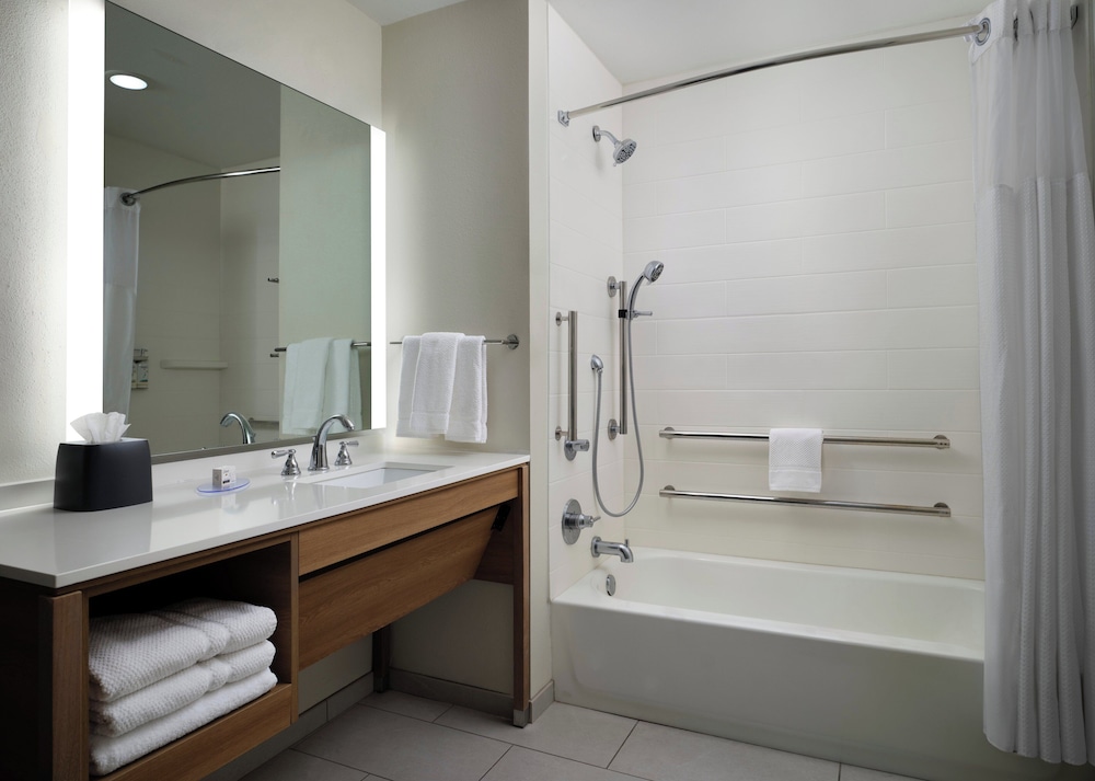 Suite, 1 Bedroom, Mobility Accessible, Kitchen (Accessible Tub) - Photo 8