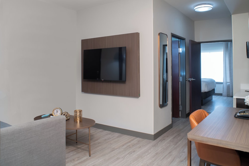 Suite, 1 Bedroom - Photo 1