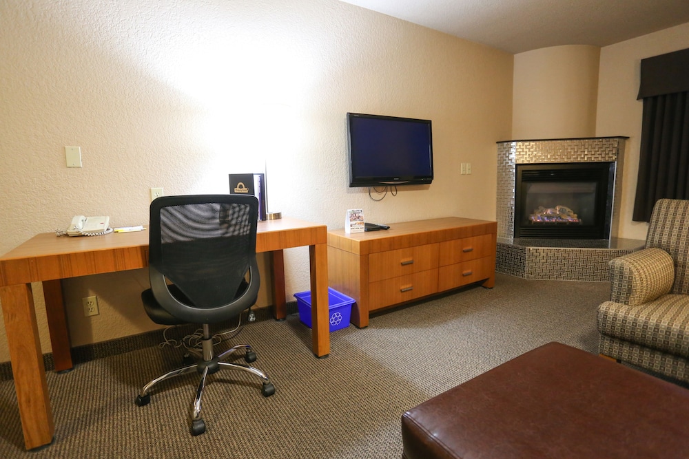 Suite, 1 King Bed - Photo 3