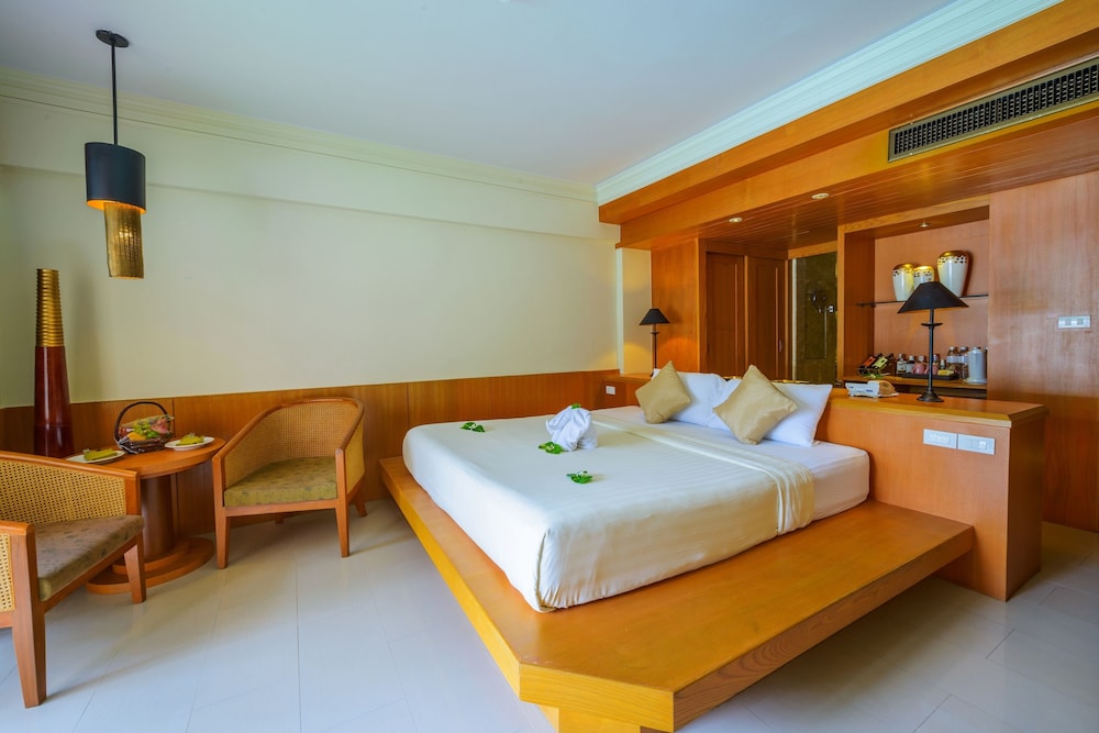 Deluxe with Bathtub - Photo 1