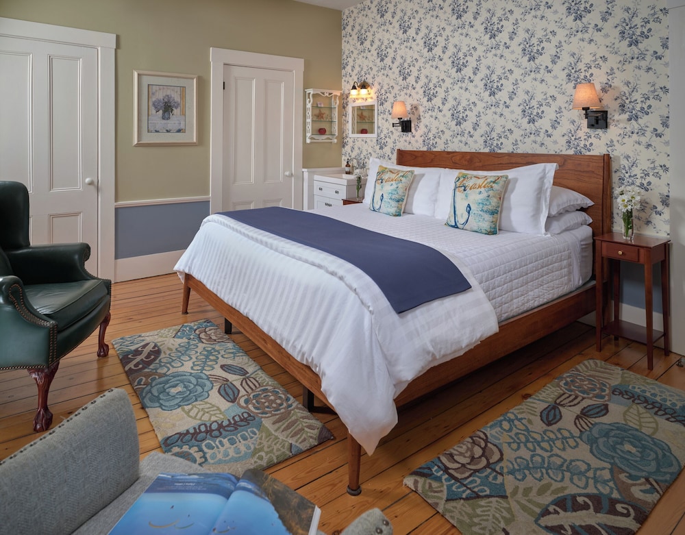 Monomoy Light Room