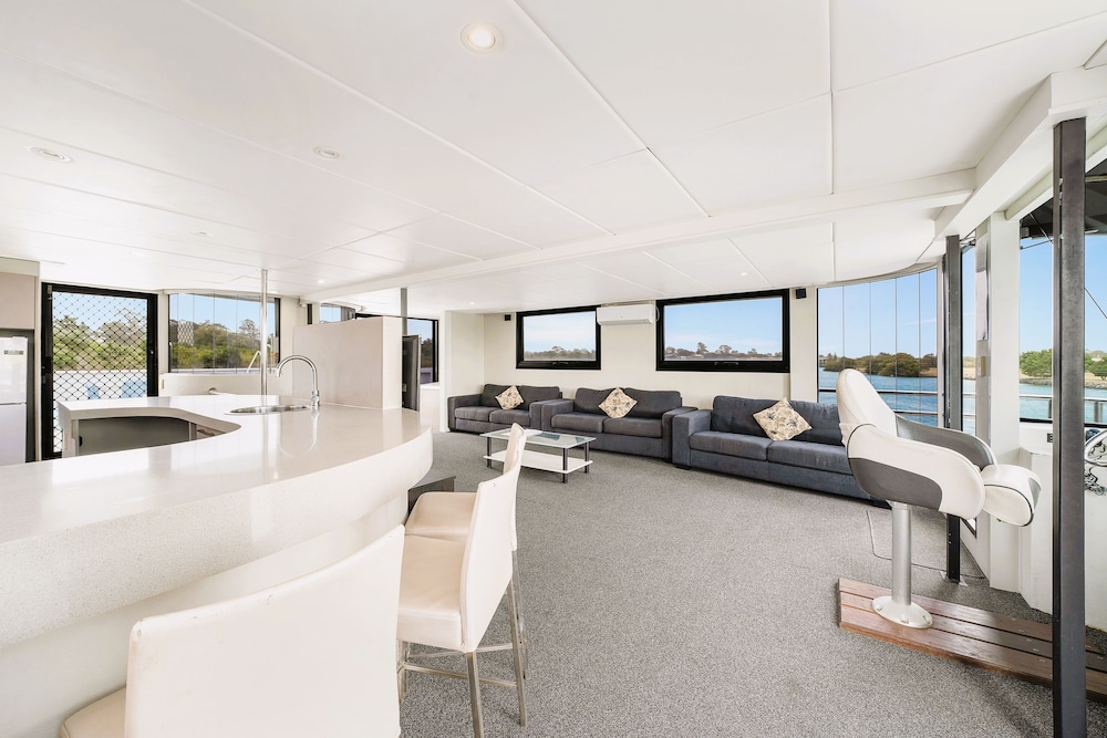 Luxury Houseboat, 4 Bedrooms (The Prestige) photo 1