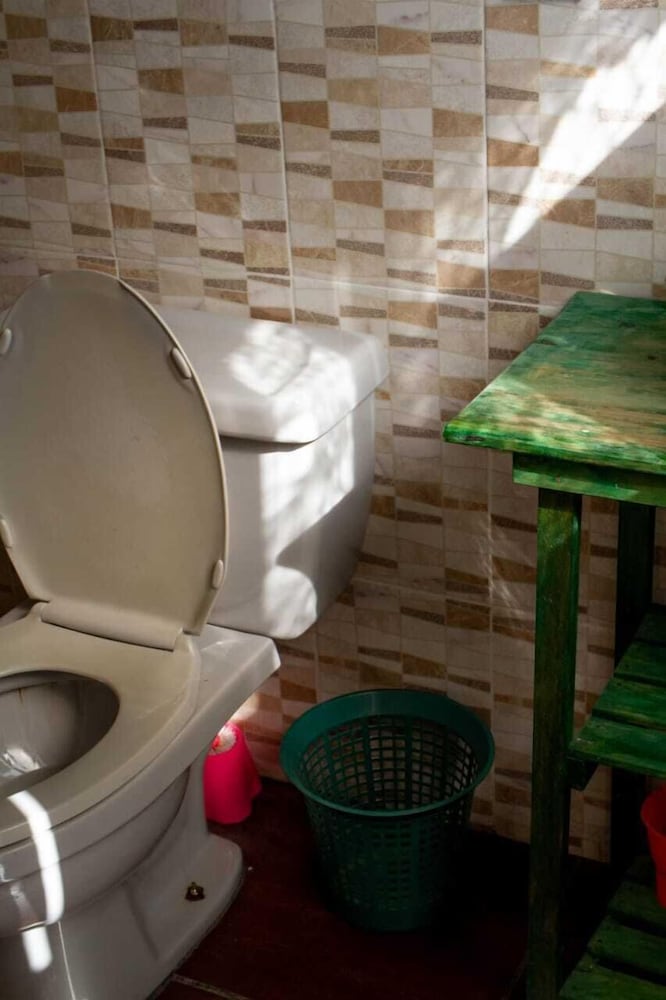 Habitación básica con baño photo 3