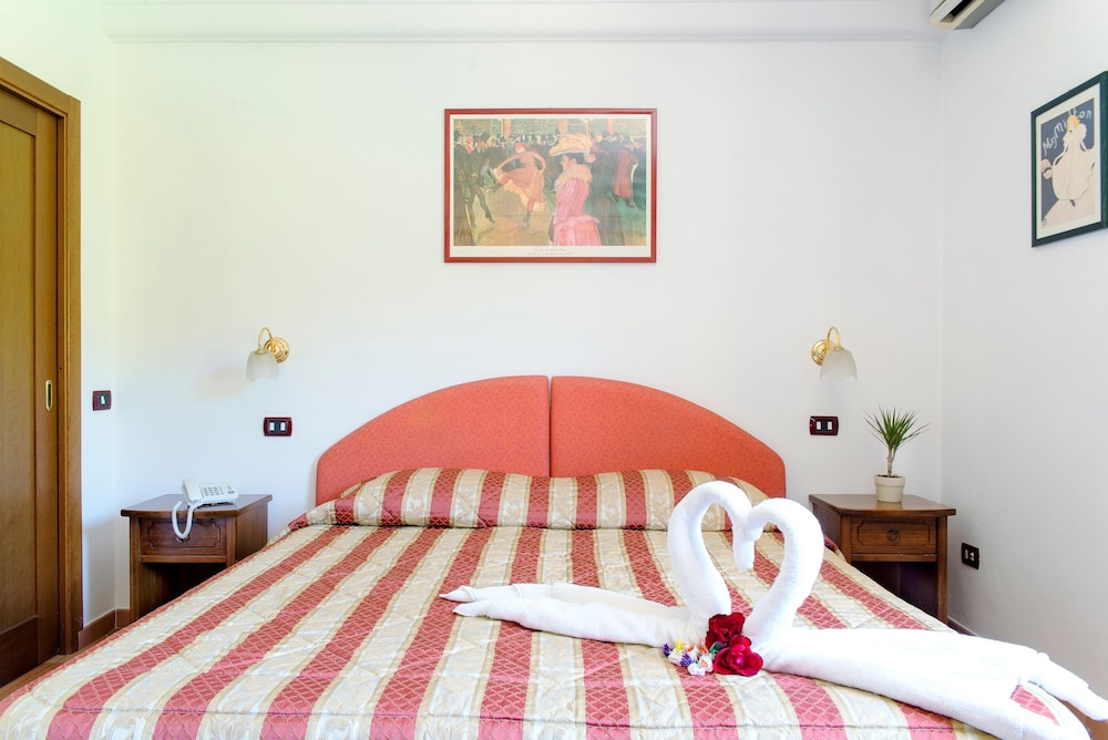 Standard Double or Twin Room - Photo 1