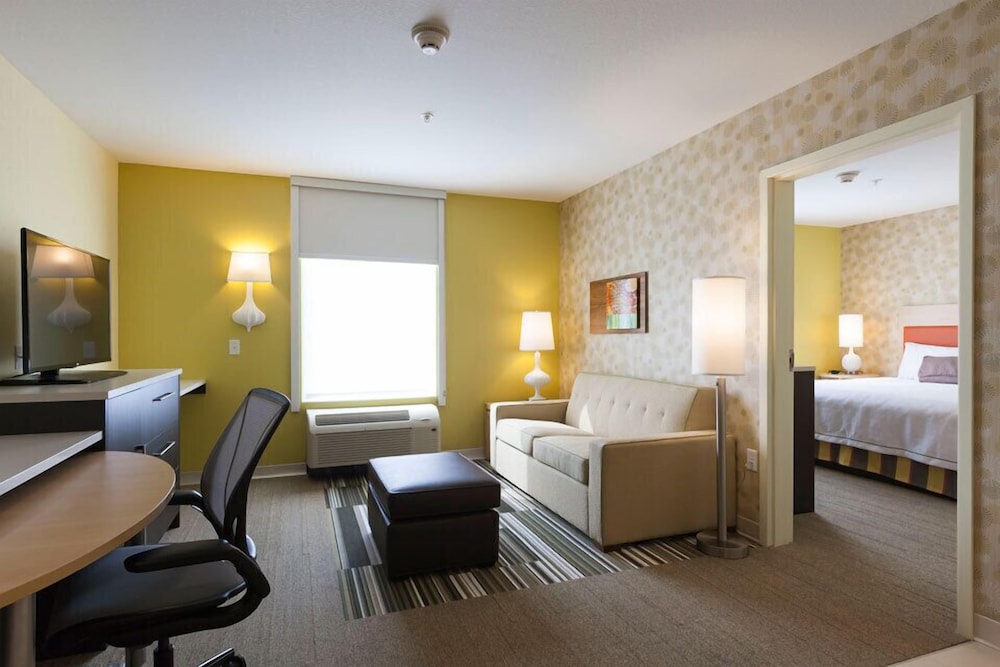Suite, 1 King Bed, Accessible (Roll-in Shower) photo 3