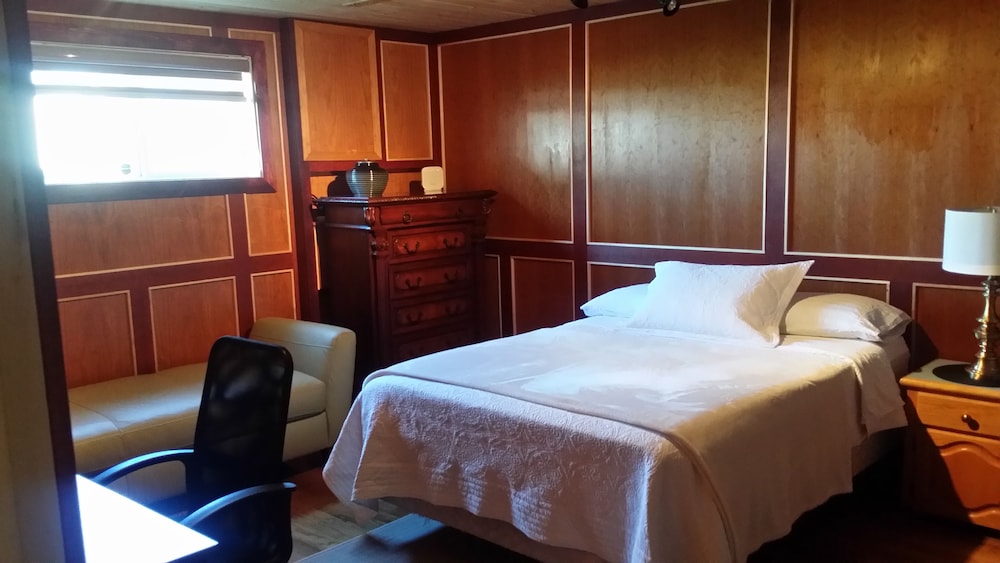 One Queen Bed photo 3