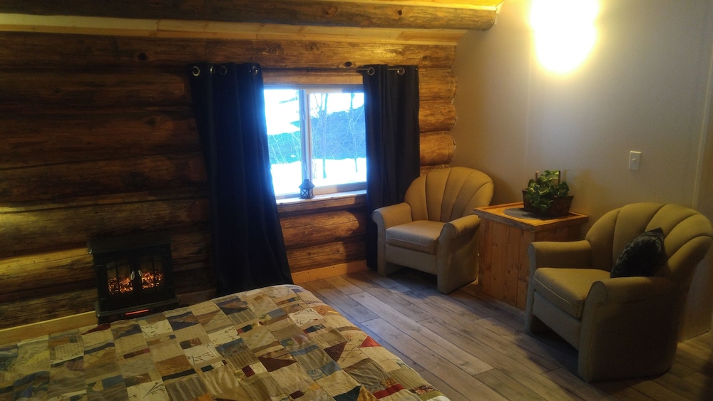 Cedar or Alder Cabin - 1 Queen Bed photo 3