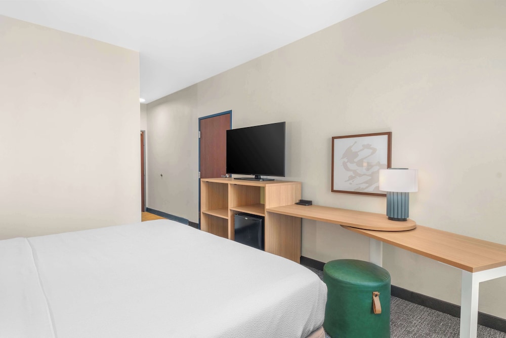 Room, 1 King Bed, Accessible (Mobility & Hearing, Roll-in Shower)