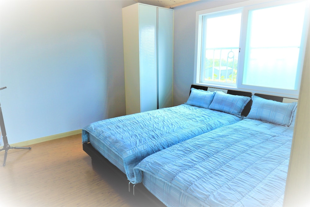 Room, 2 Bedrooms, Microwave, Mountain View (25 PY) photo 1