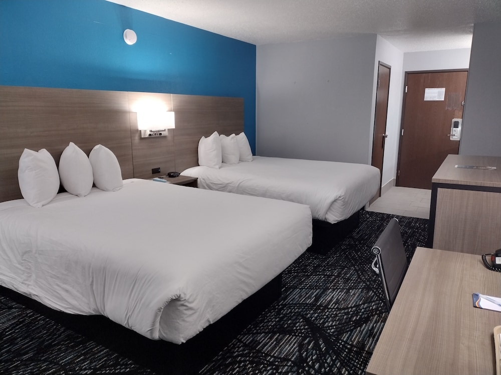 Premier Room, 2 Queen Beds, Non Smoking - Photo 2
