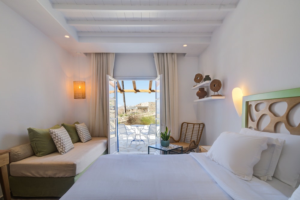 Superior Room, Partial Sea View photo 3
