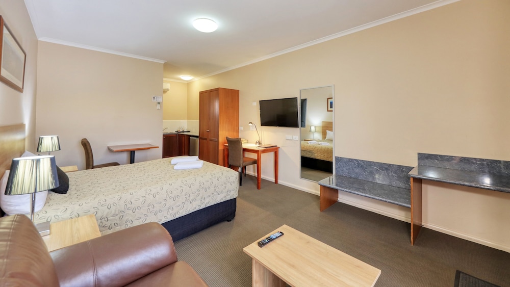 Executive Room, Non Smoking, Kitchenette (Executive Queen Room) photo 3