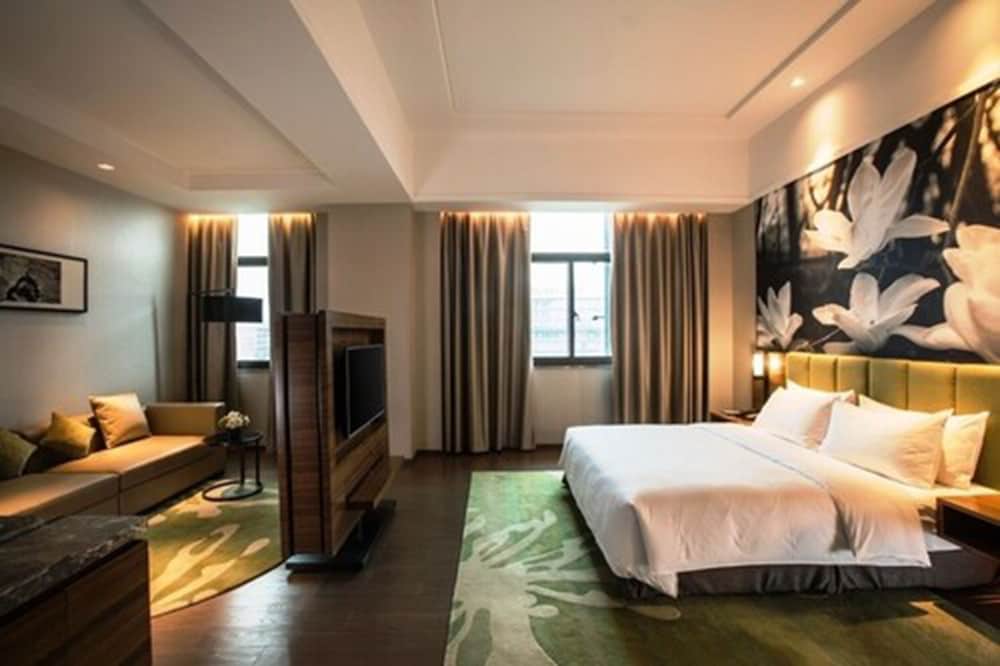 Suite (Queen Bed) photo 1