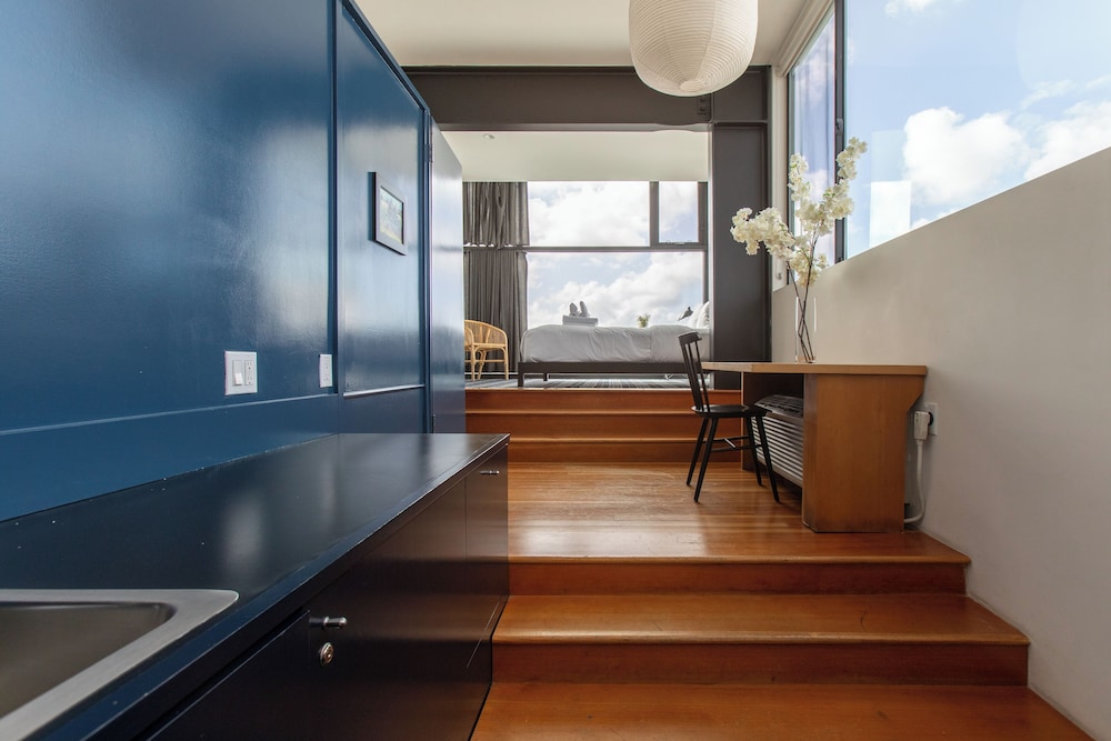 Premier Studio, City View - Photo 1