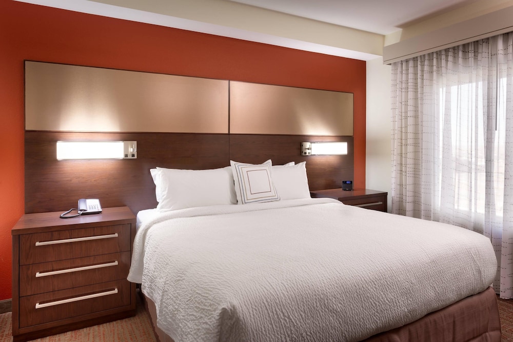 Suite, 1 Bedroom (Mobility/Hearing Access, Roll-In Shwr) photo 2