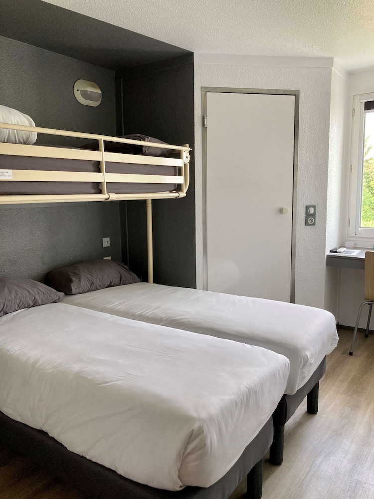 Standard Room, 3 Twin Beds - Photo 1