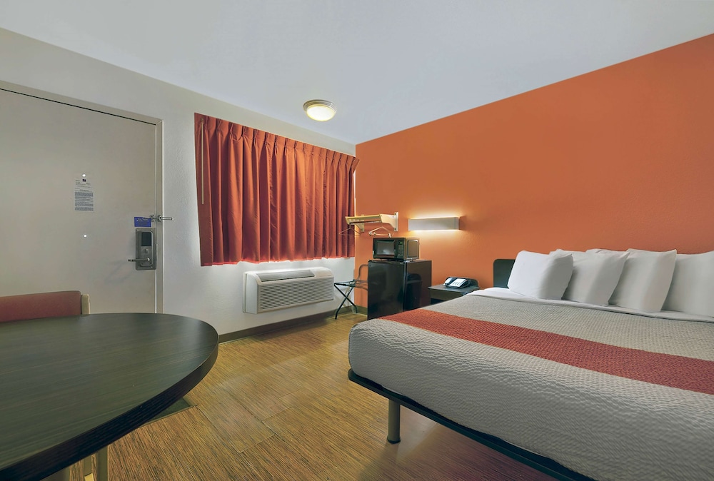 Standard Room, 1 Queen Bed, Accessible, Non Smoking - Photo 4