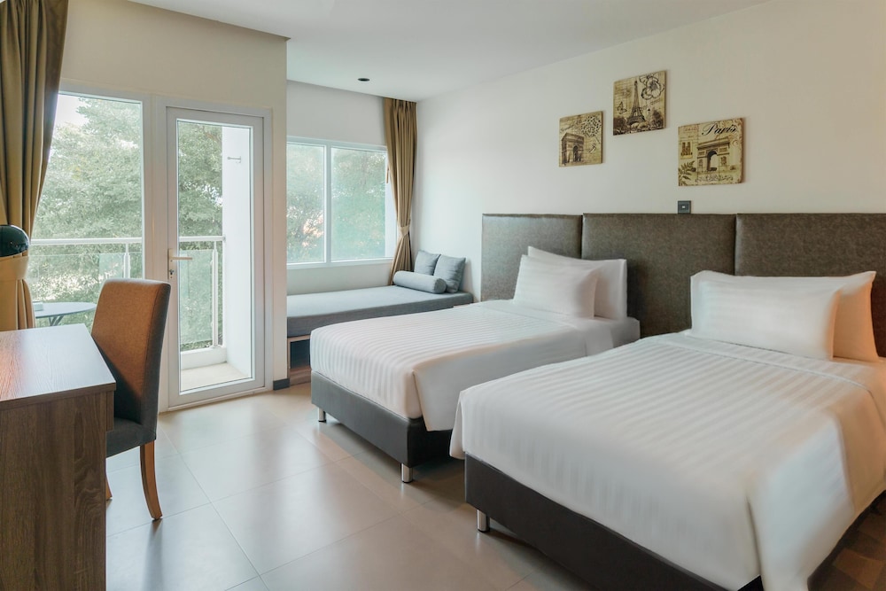 Superior Room, 2 Twin Beds, Balcony, City View photo 1
