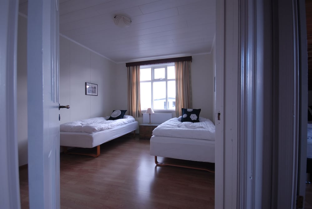 Twin Room, Shared Bathroom photo 2
