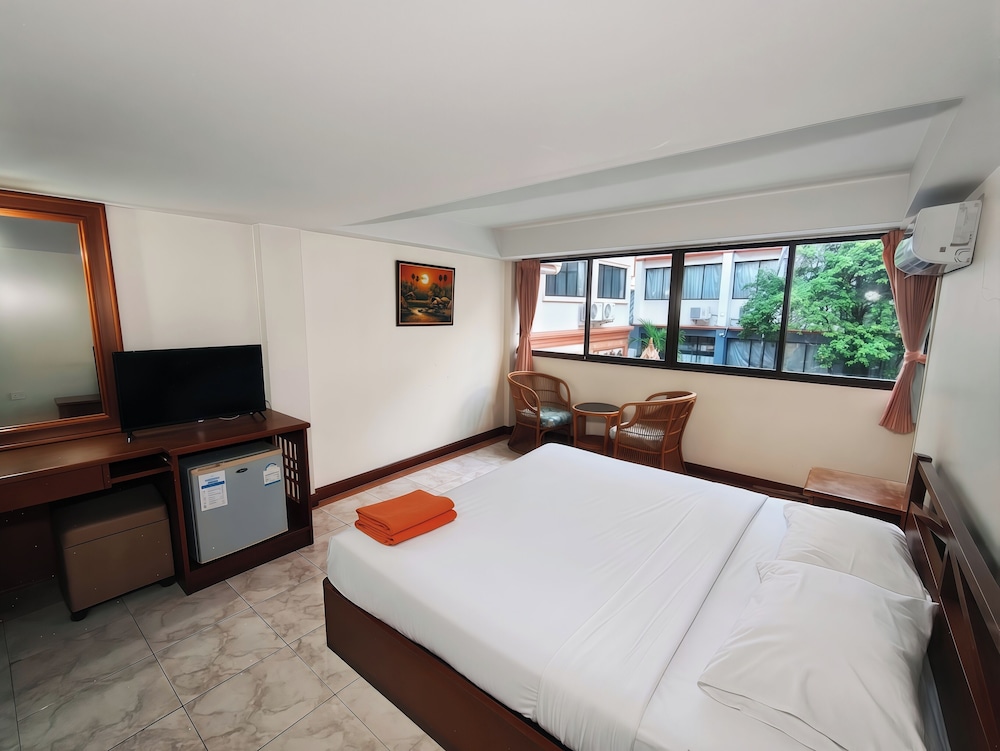 Deluxe Room, 1 King Bed thumbnail 5