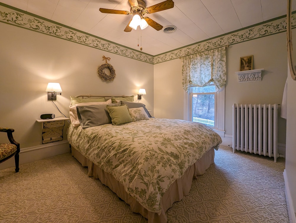 Standard Room, 1 Queen Bed, Non Smoking (Canandaigua Room)