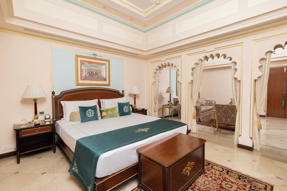 Luxury Suite, Lake View (with Shared Sit-Out) - Photo 3