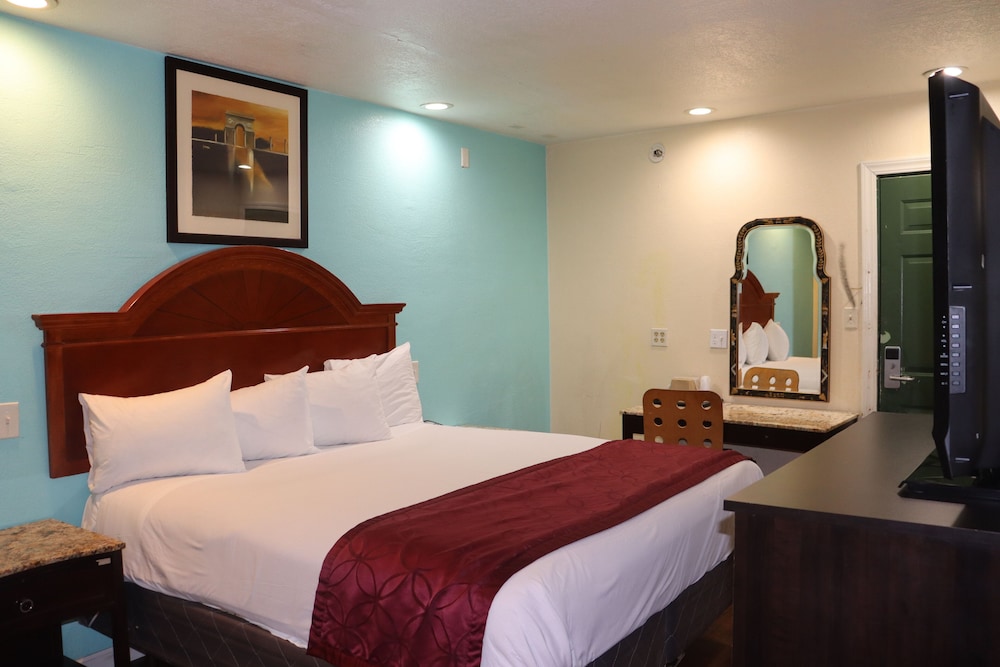 Room, 1 King Bed photo 2