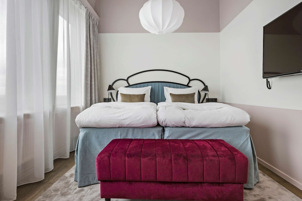 Executive Suite, 1 King Bed, Non Smoking, Refrigerator (Dining Table) - Photo 3