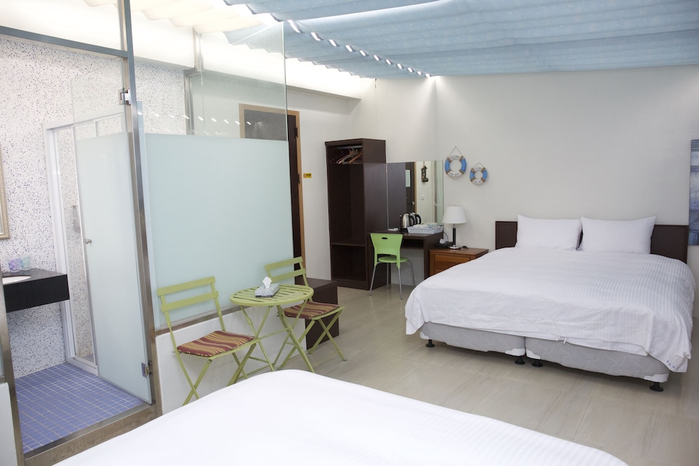 Quadruple Room (featuring see-through ceiling) photo 1