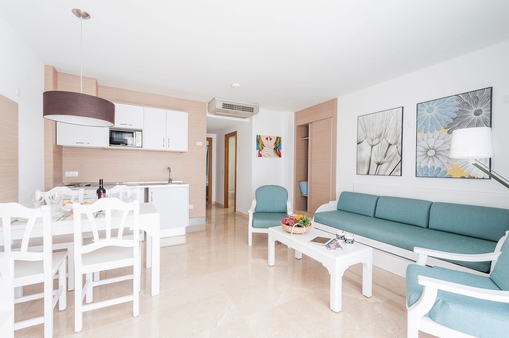 Apartment, 2 Bedrooms, Terrace photo 3