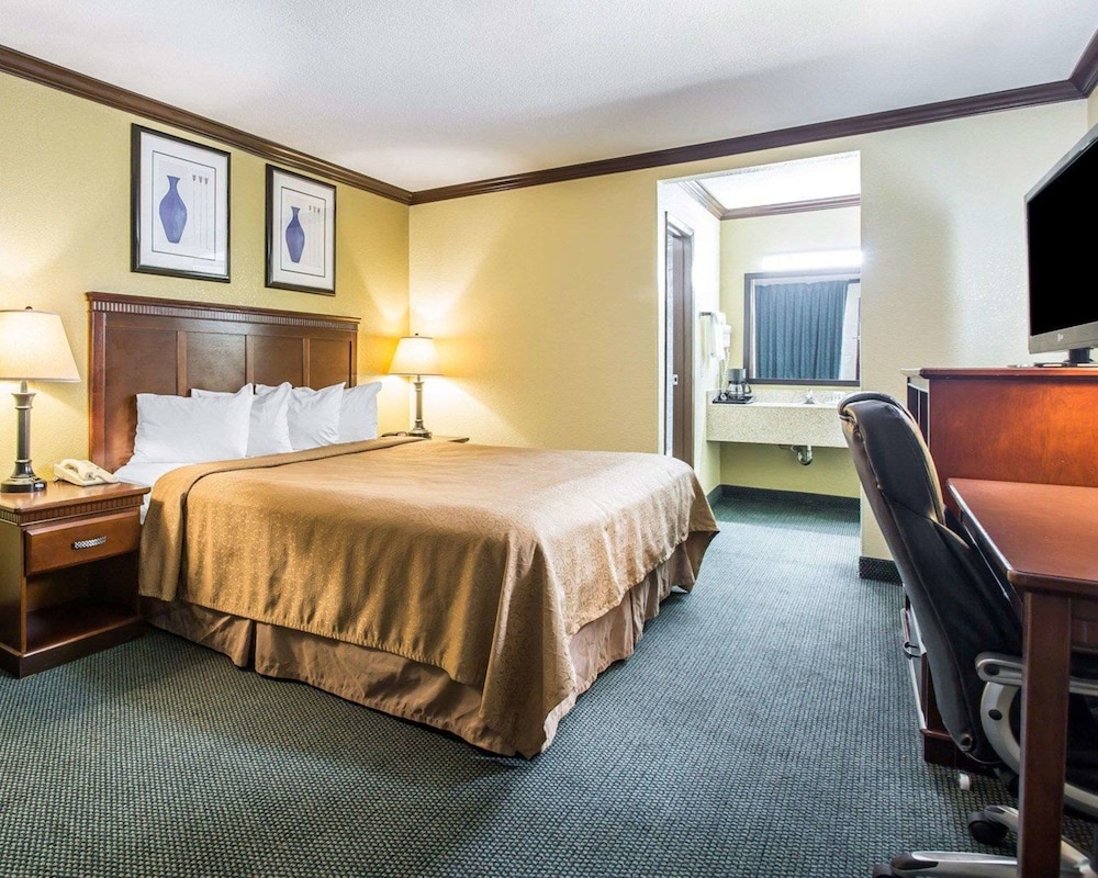 Standard Room, 1 King Bed, Non Smoking - Photo 3