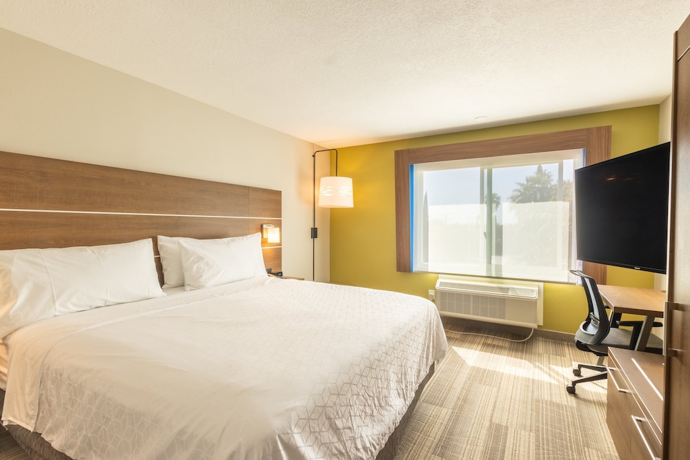 Standard Room, 1 King Bed - Photo 2