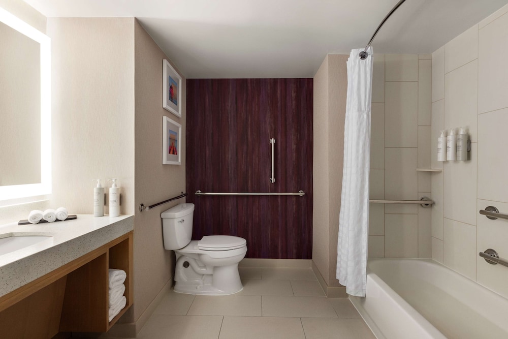 Suite, 1 King Bed, Accessible, Bathtub - Photo 5