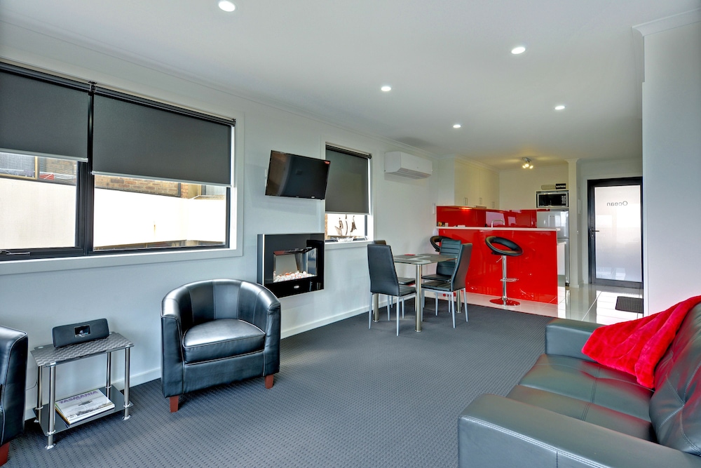 Ocean Deluxe Apartment (Upstairs with Balcony) photo 3