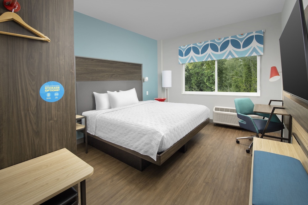 Room, 1 King Bed (Mobility & Hearing, Roll-In Shower) - Photo 1
