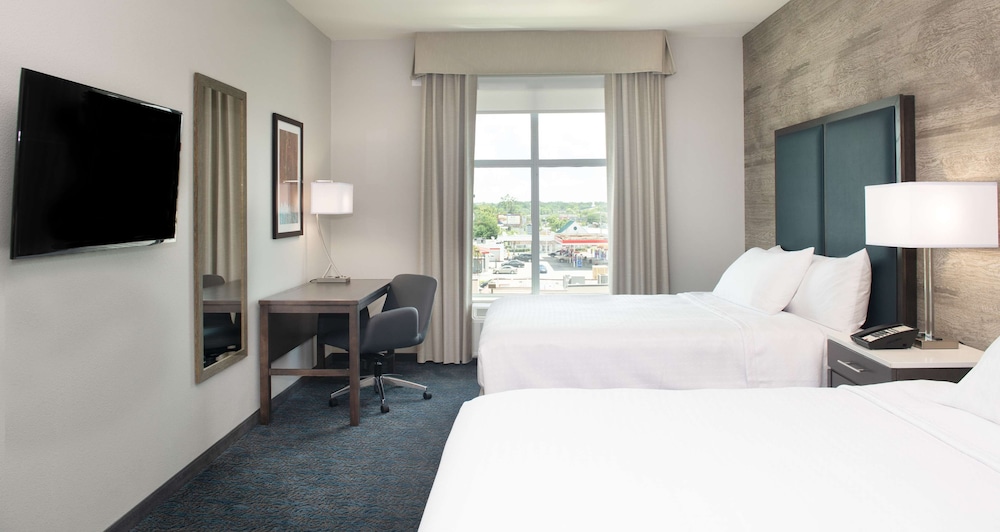 Suite, 2 Queen Beds, Accessible, Bathtub (Mobility & Hearing)