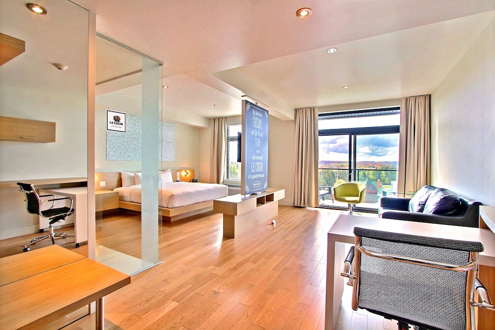 Junior Suite, 1 King Bed, Pool View
