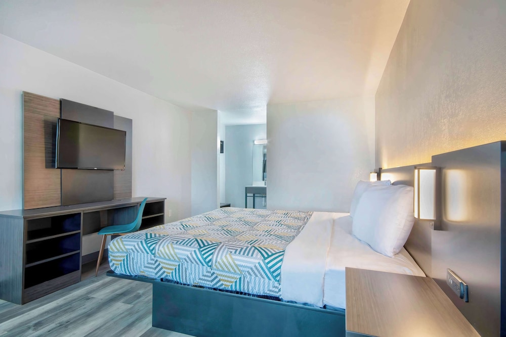Deluxe Room, 1 King Bed, Non Smoking photo 3