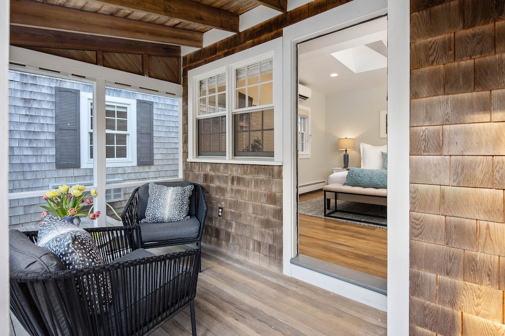 Queen with Screen Porch