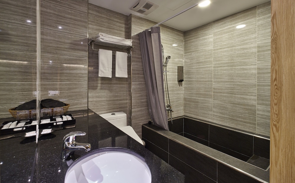 Standard Twin Room - Photo 8