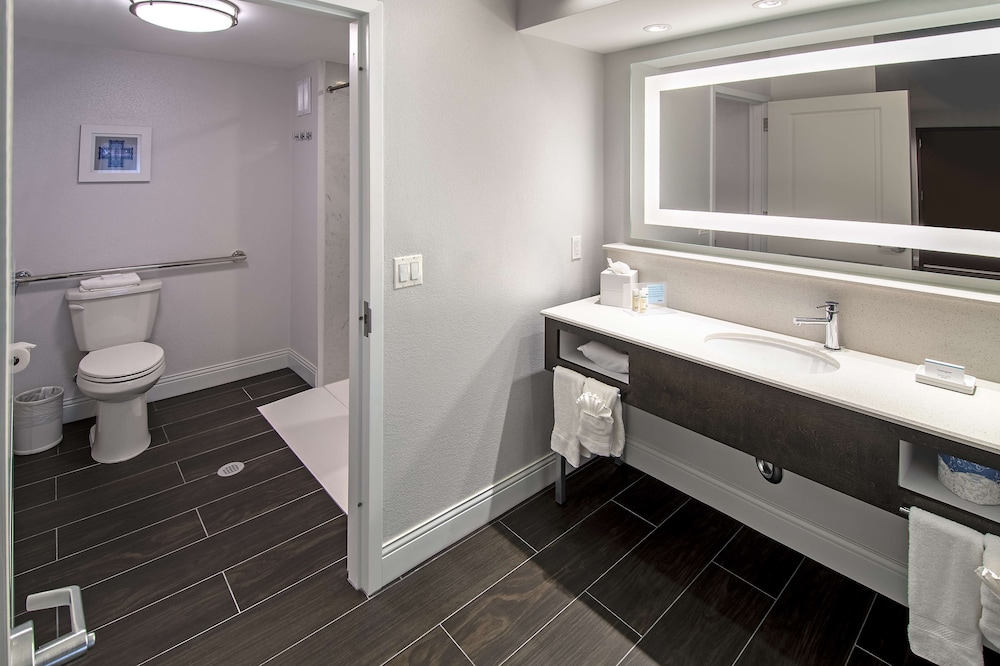 Suite, 1 King Bed, Accessible, Non Smoking - Photo 3