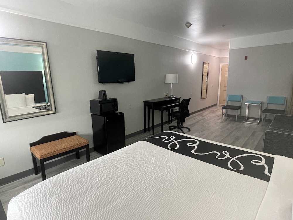 Room, 1 King Bed, Accessible, Non Smoking (Mobility,Hearing,Tub w/Grab Bars) - Photo 3