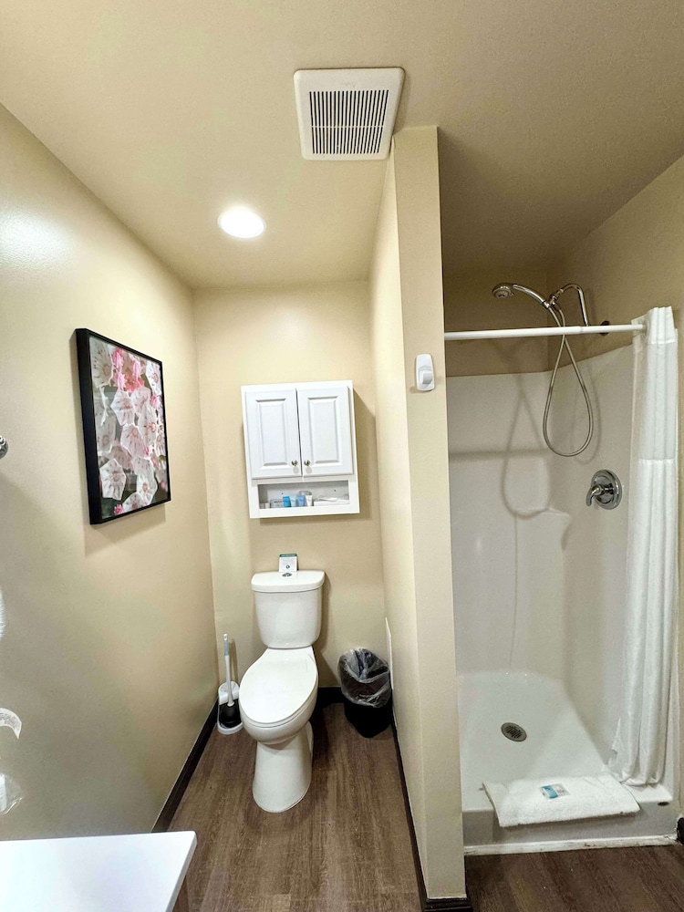 Premium Room, 1 King Bed, Non Smoking (2nd Floor, No Elevator) - Photo 2